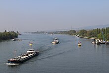 Schiersteiner Brücke 2014-04 Schiffe fahren in die Baustelle.JPG