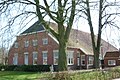 Oldambtster boerderij. The house is narrower than the barn, the ridges are in-line.