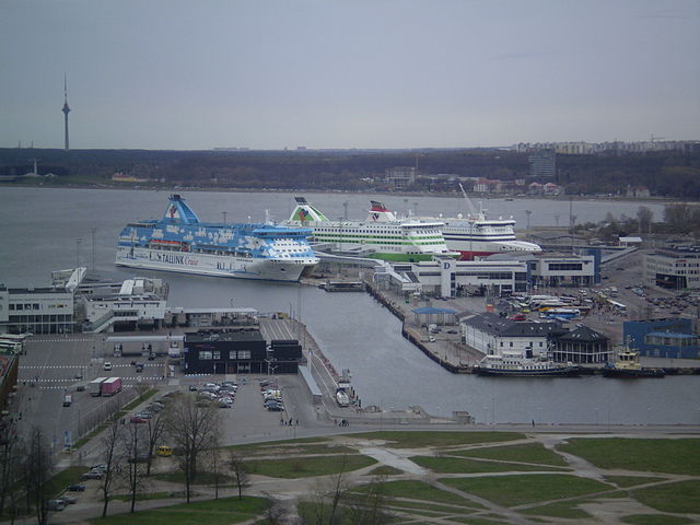 File:Ships_in_the_port_of_Tallin.jpg