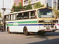 フロントマスクを交換した車両の例（昭和自動車 三菱K-MS613N）。西日本車体工業C型に似せた前面形状となっている