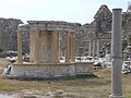 Side, ruiny kruhového chrámku na agoře
