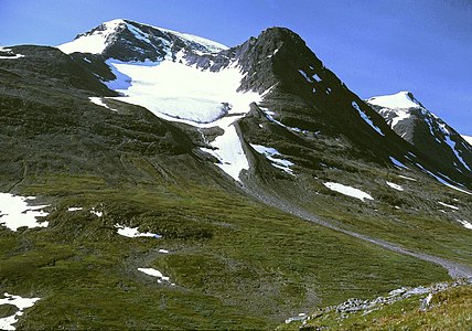 Ålkatj från öster, berget Skårvatjåkkå. Akkatjåkkå i bakgrunden