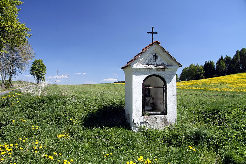 File:Small chapel near Onsovice.JPG