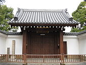 Un sanmon de bajo rango en Sozen-ji en Osaka