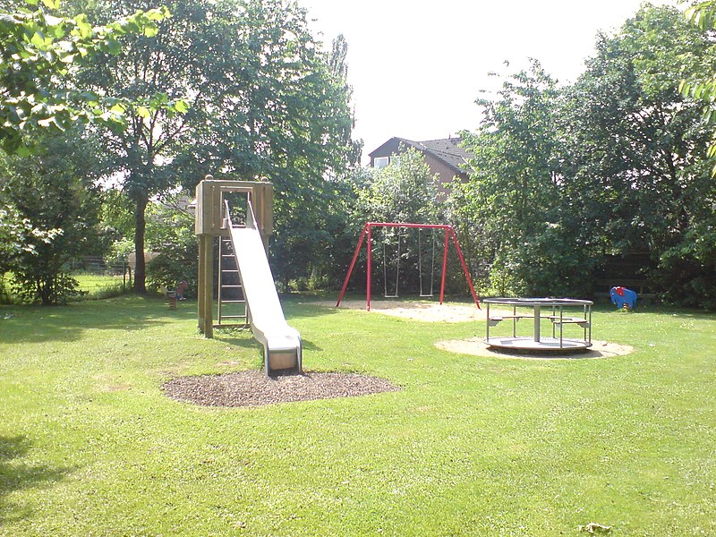 File:Spielplatz in Beeck.jpg