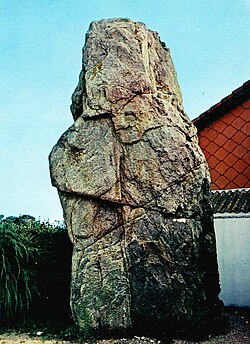 Menhir de Haute Roche makalesinin açıklayıcı görüntüsü