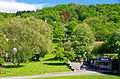 Blick vom Karlsteg in den Stadtgarten mit der Schloßbergbahn und der Bergstation Gasthof Drechsler