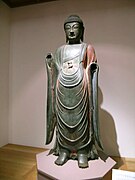 Bhaisajyaguru Buddha'nın bu ayakta heykeli Silla döneminde üretilmiş olan yaldızlı bronzdan yapılmıştır.