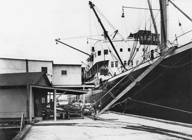 File:StateLibQld 1 137284 Ship docked at Borthwicks wharf, Queensland.jpg