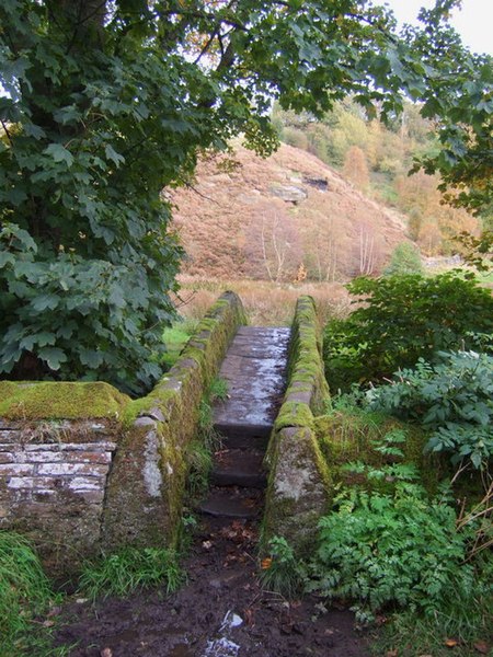 File:Stone footbridge - geograph.org.uk - 1043492.jpg