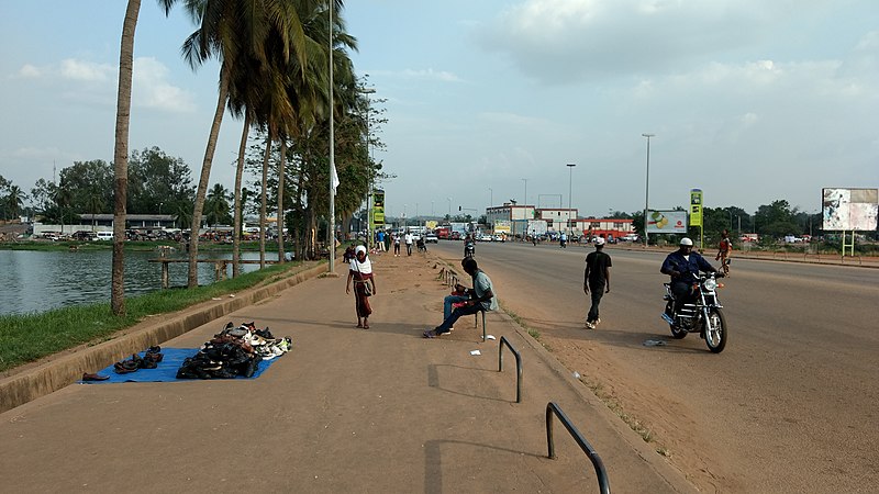 File:Straßenszene Yamoussoukro.jpg