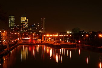 Photographie en couleur d'un barrage, de nuit.