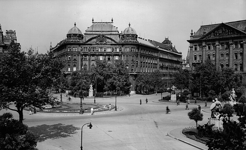 File:Szabadság tér, 16 és 15, 1943 Fortepan 105637.jpg