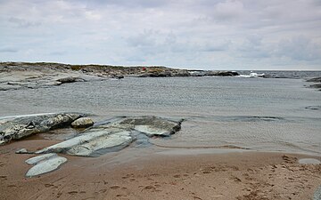 På södra sidan finns en liten lagun med en sandstrand.