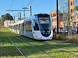 Une rame de tramway U 52600 à la station "Evry-Courcouronnes - Centre Ville - Université" de la ligne 12 Express du tramway d'Île-de-France