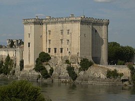 Tarascon Castle ĉe la Rhône Rivero