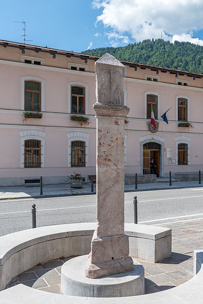 File:Tarvisio Via IV Novembre Colonna della Santissima Trinità 26062015 5489.jpg