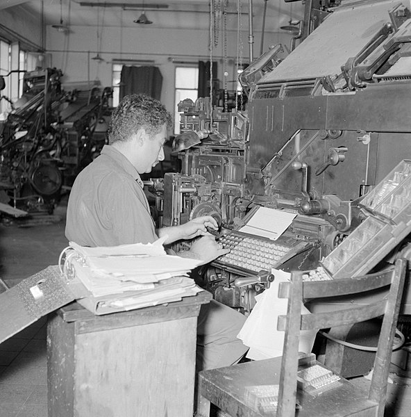 File:Tel Aviv. Typograaf aan het werk achter een linotype zetmachine in de drukkerij , Bestanddeelnr 255-1877.jpg