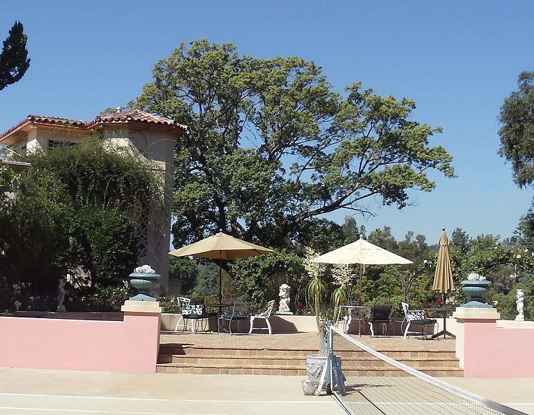 File:Tennis court on Virginia Robinson Estate (cropped).JPG