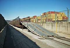 El tren d'automòbils d'FGC a la terminal, durant l'època en què la descàrrega es feia a la via general.