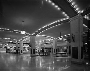 Cleveland Union Terminal concourse in 1987. Terminaltower3.jpg