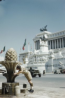 Fontanella della Pigna med Viktor Emanuel-monumentet i bakgrunden.