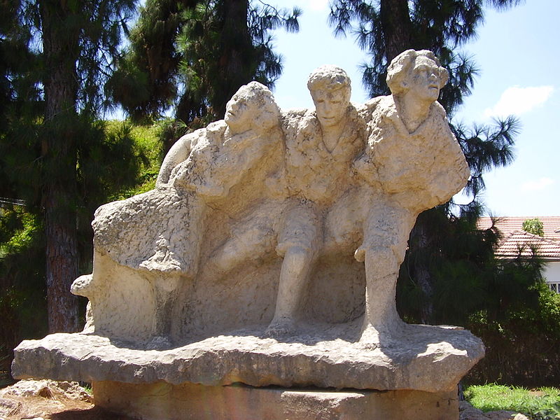 File:The Dancers- by Batia Lychansky in Kfar Saba.jpg