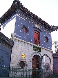 Jinan Great Southern Mosque was completed during the reign of Temur Khan (the Emperor Chengzong of Yuan). The South Mosque of Jinan 2009-03.JPG