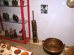 Tibetansk smörkärna utställd på museum. Notera att den är försedd med rem, så att den ska fungera för nomadlivet.