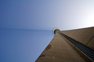 Effet Tyndall près de la tour CN, à Toronto, en Ontario (Canada). (définition réelle 2 873 × 1 908)