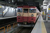 富山站臨時車站大樓與475系停靠在5號月台