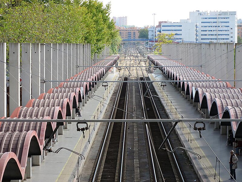 File:Tracks and platforms of the Delicias railway station for commuter trains.JPG