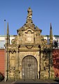 Deutsch: Trier, Denkmalzone ehemaliges kurfürstliches Schloss (Konstantinplatz 6/8, Willy-Brandt-Platz 3): gegen 1648 vollendetes Petersburg-Portal mit überlebensgroßer Petrusskulptur von Bildhauer Hans Rupprecht Hoffmann dem Jüngeren