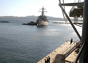 ABD Donanması 070728-N-0613S-015 USS Emory S. Land'e (AS 39) atanan denizciler, sefer onarımının uygunluk dönemi için güdümlü füze destroyeri USS Roosevelt'in (DDG 80) varışını bekliyor.jpg