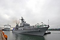 ВМС США 100725-N-8951S-016 Корейский эсминец ROKS Yangmanchoon (DDH 973) готовится к стыковке в порту Лос-Анджелеса.