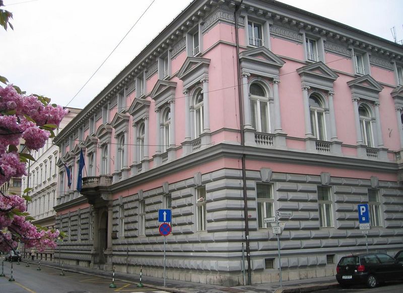 File:UstavnoSodisce-ljubljana.JPG