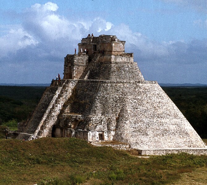 File:Uxmal-04-Wahrsagerpyramide-1980-gje.jpg