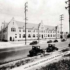 Van de Kamp's Bakery Building.jpg