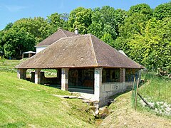 Le lavoir du Présier de 1855, ruelle du Présier, accessible depuis la rue du Gaudron près d'Asnières-sur-Oise.