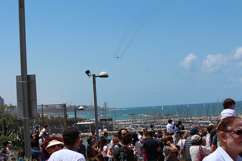 File:Viewing the Air Force Fly By on Tel Aviv Beach 2019 IMG 3690.JPG