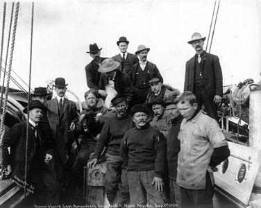 Visitantes a bordo del Gjøa, en Nome.