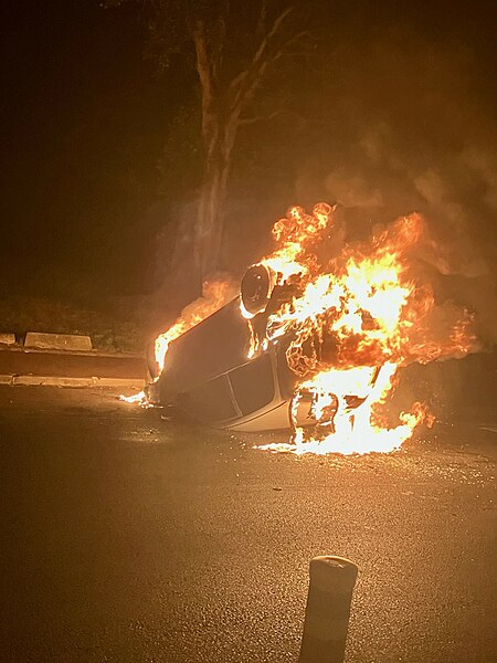 File:Voiture en flamme, Champigny - 30 juin 2023.jpg