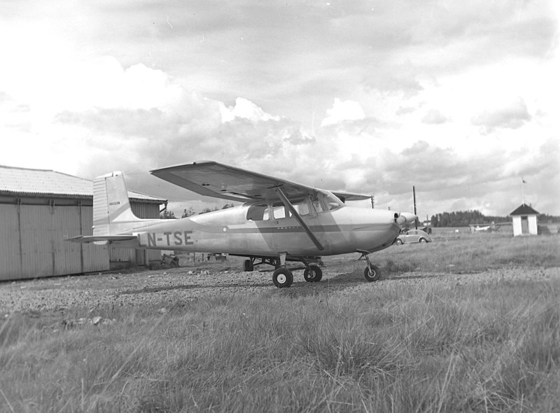 File:W1435 Tore Solberg flyselskap Jarlsberg 1957 b (2).jpg