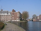 De Kostverlorenvaart met links 'Het Sieraad' en de toegang tot de Postjeswetering. Hier lag voorheen de scheepslift naar de Sloterpolder. Rechts de Kinkerbrug; 2005.