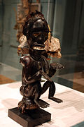 Statue réalisée avec de la peau animale et du cheveu humain