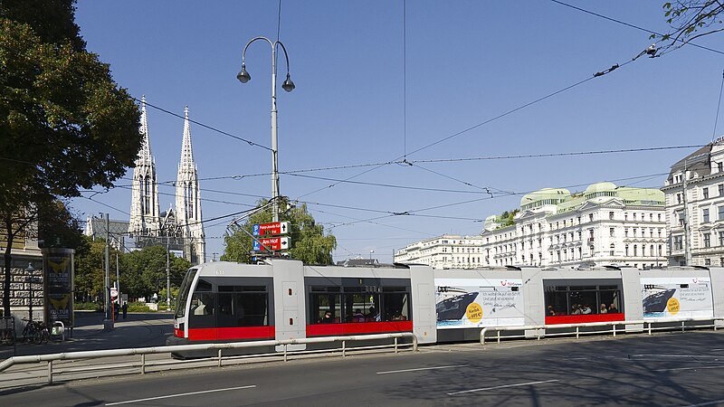 File:Wien Linie 01 12 Schottentor a.jpg