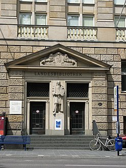 Portal der Bibliothek mit der Gutenbergstatue von Carl Wilhelm Bierbrauer