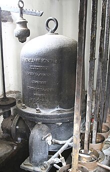 Pressure vessel in the Green Pump House with pumping rods and cylinders on the right WindkesselimSchlossparkNymphenburg.jpg