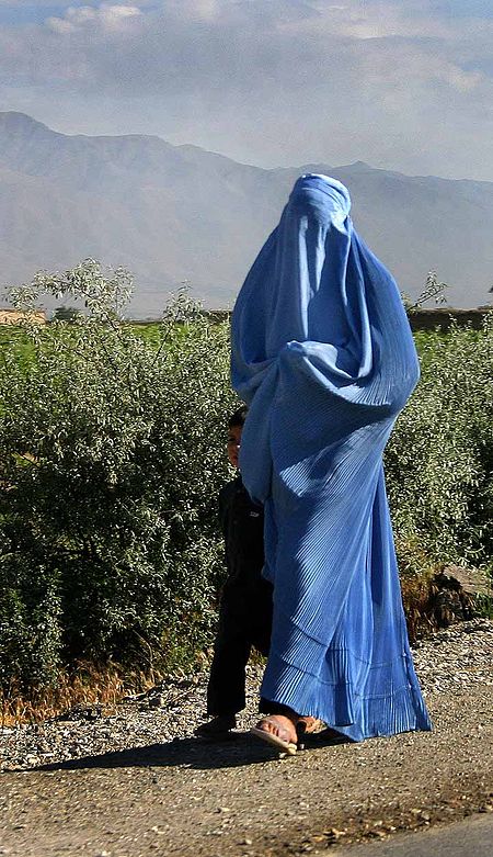 Fail:Woman_walking_in_Afghanistan.jpg