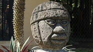 Steinskulpturen im Freien